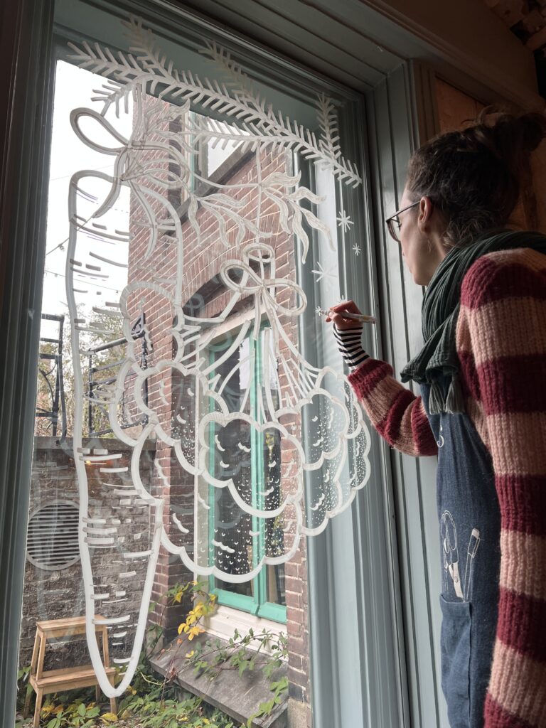 raamtekening bij restaurant konijnenvoer met illustratie van groente door Studio Het Paradijs