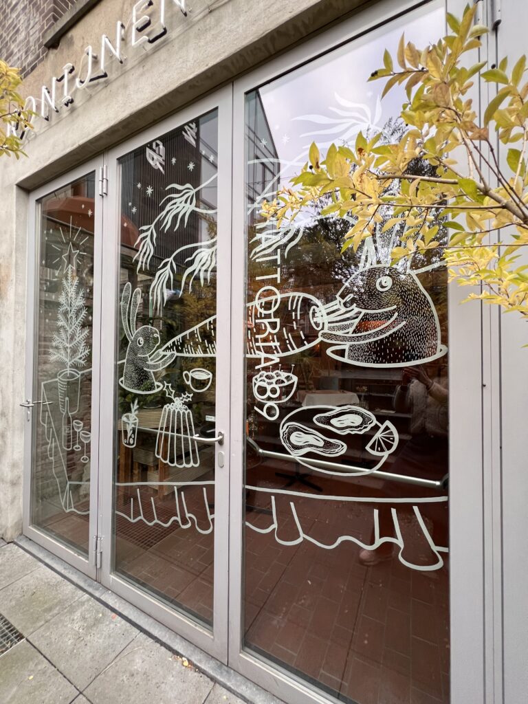 raamtekening bij restaurant konijnenvoer met illustratie van konijnen door Studio Het Paradijs