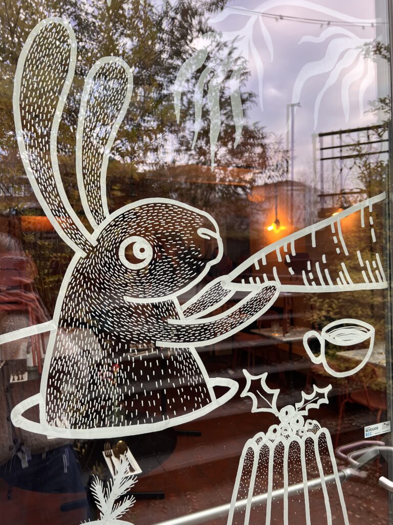 raamtekening bij restaurant konijnenvoer met illustratie van konijn door Studio Het Paradijs
