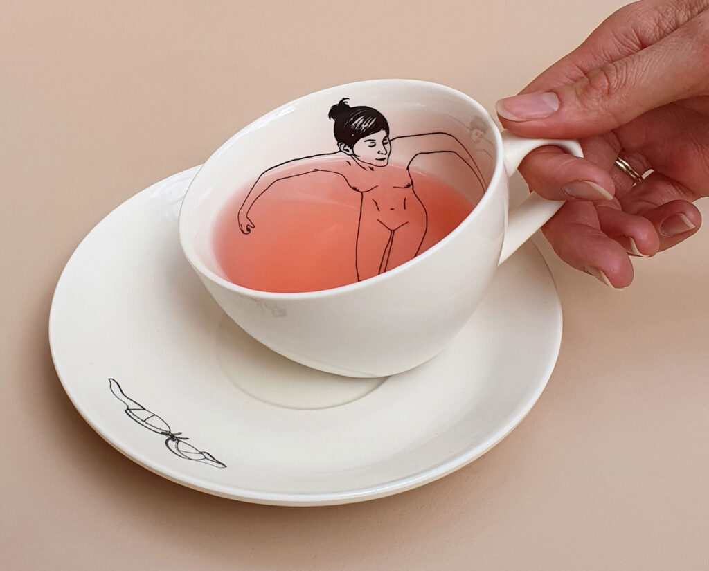 undressed serie theekopje porselein met blote dame met illustratie van Studio Het Paradijs
